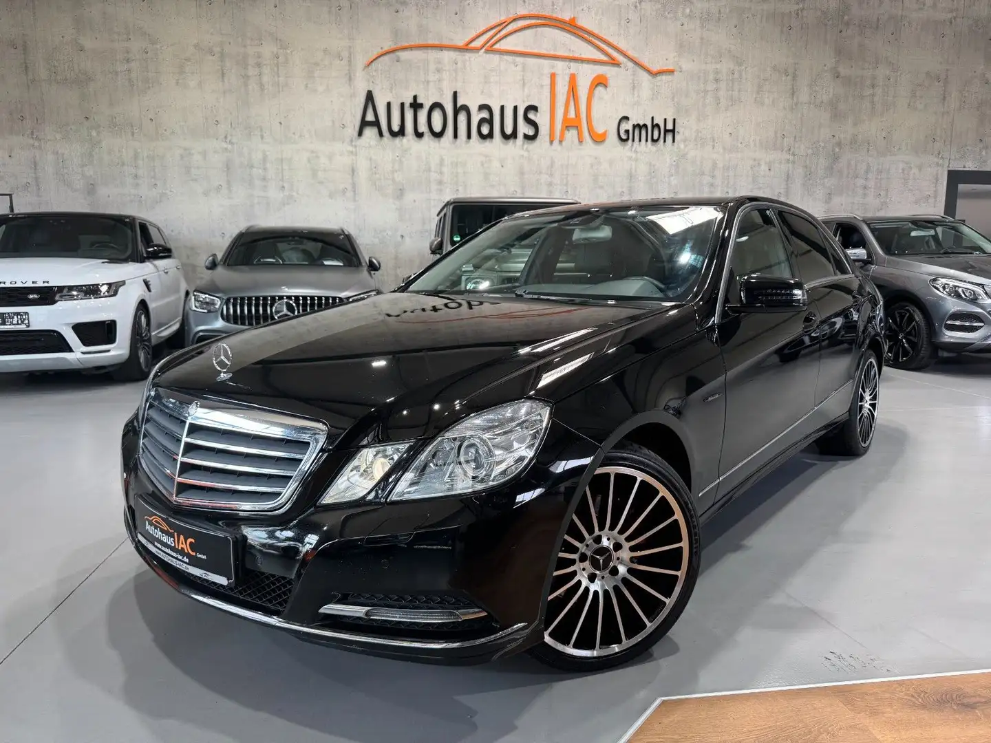 Mercedes-Benz E 250 Lim/NAVIGATION/SHZ/TEMPOMAT/2-ZONEN Schwarz - 1