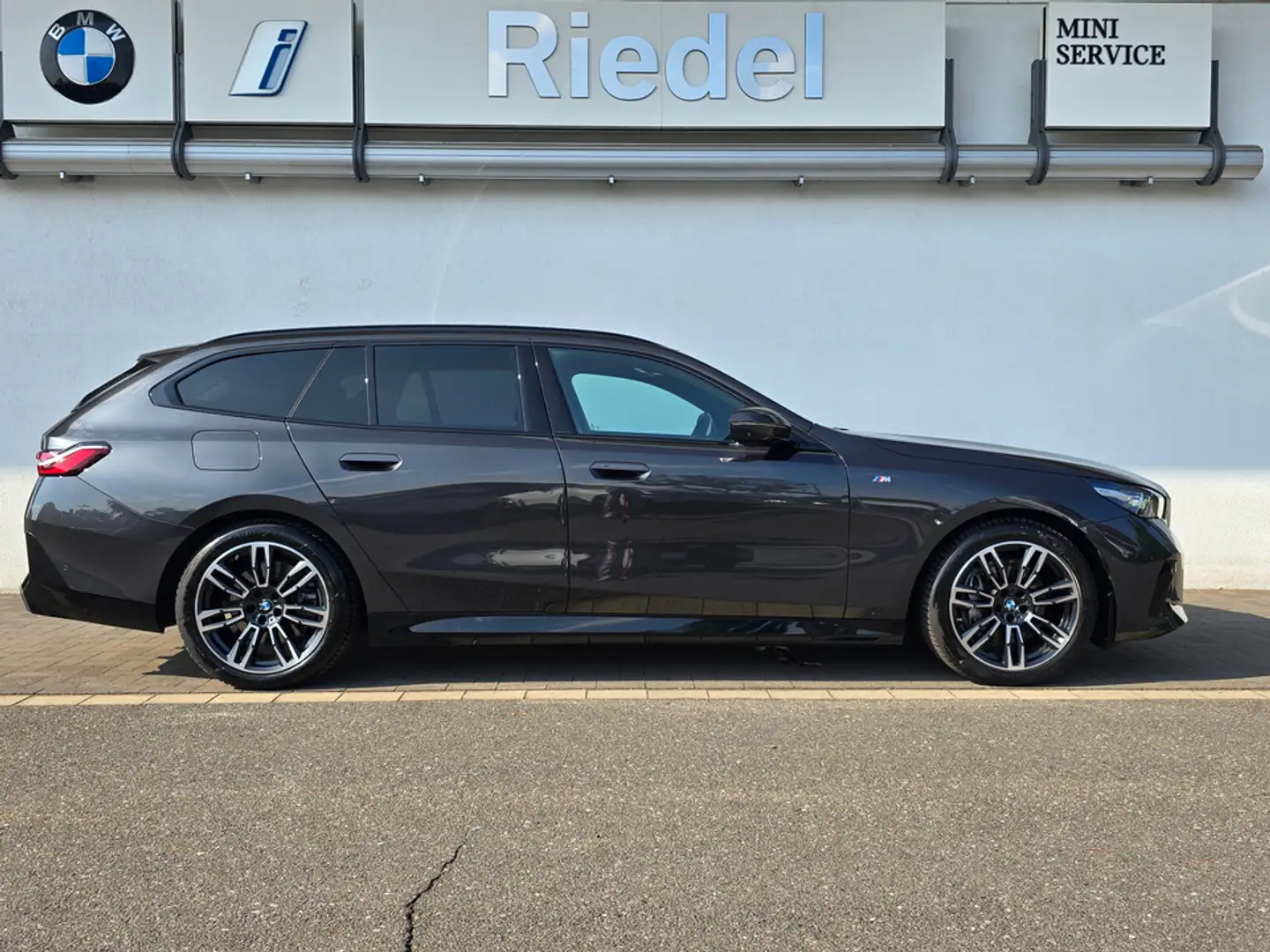 BMW 540 d xDrive Touring M Sportpaket Standhzg AHK Grau - 2