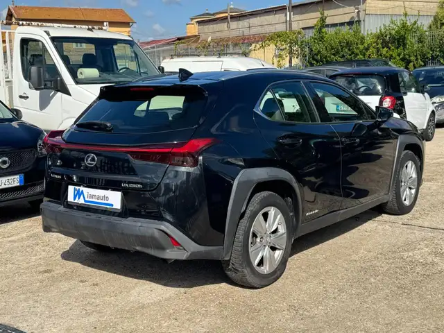 Lexus Ux view 4