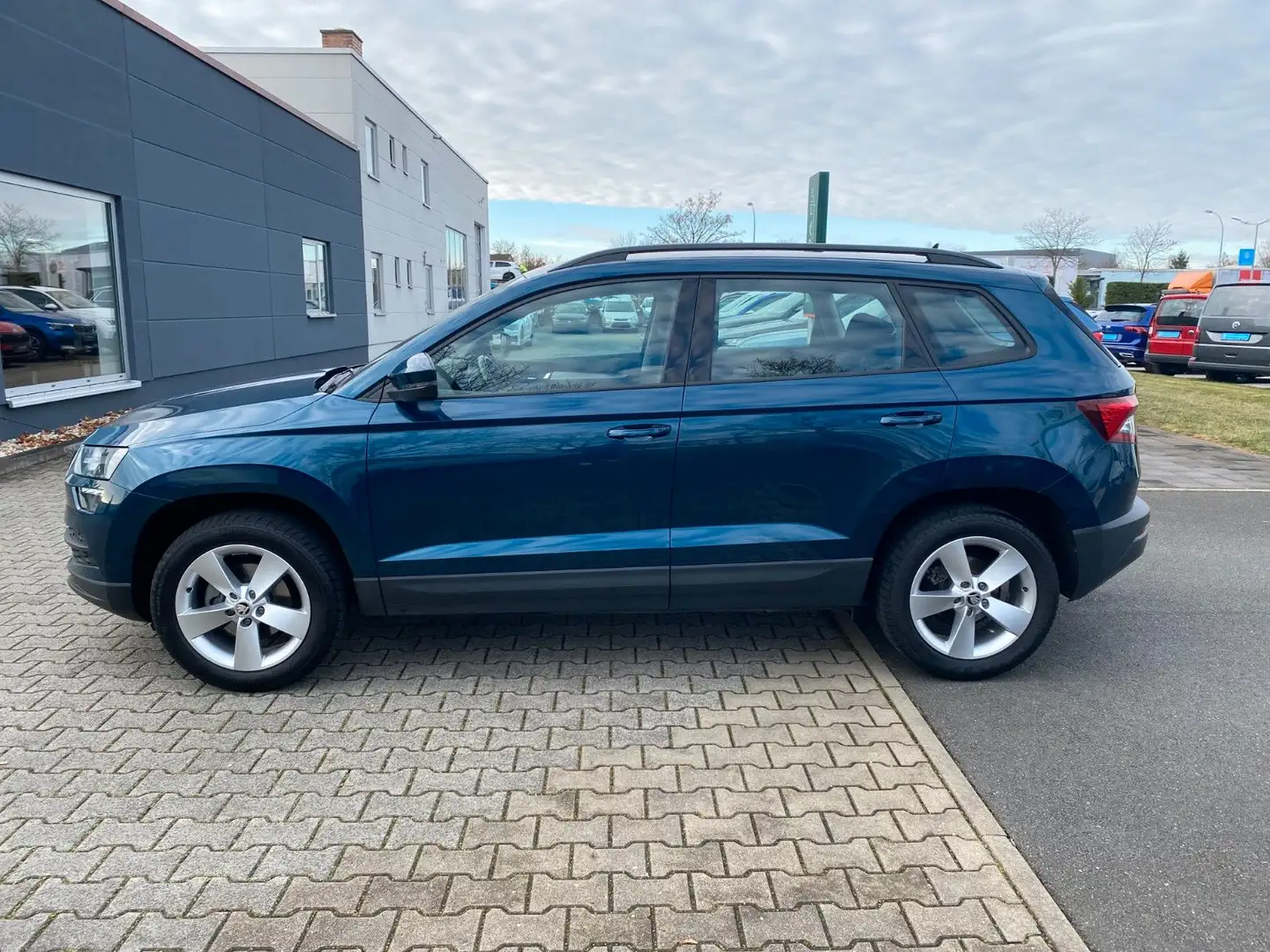 Skoda Karoq Ambition 1.0 TSI SMARTLINK, KLIMA, SHZ Blau - 2