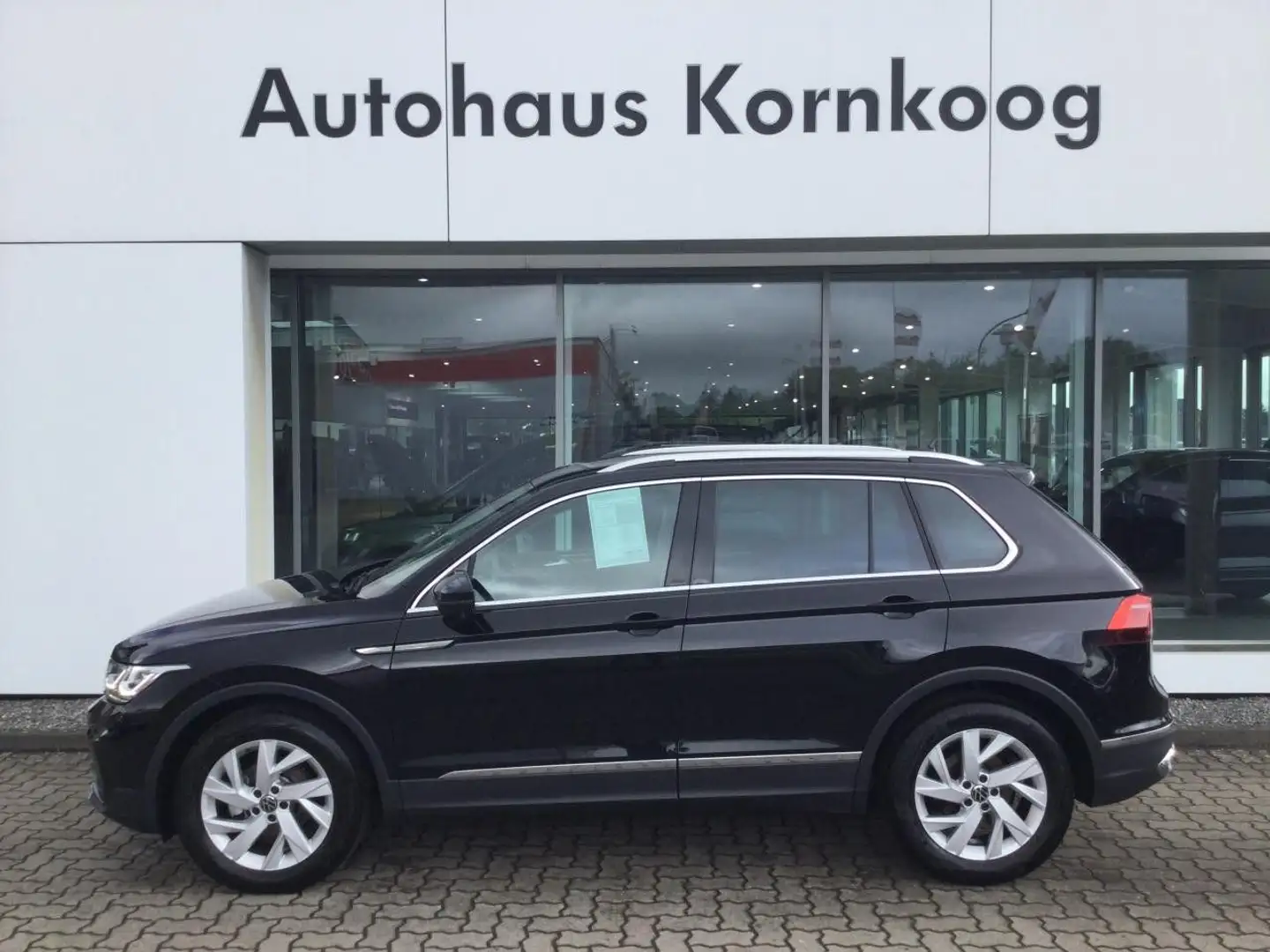 Volkswagen Tiguan 1.5 TSI DSG OPF Elegance LED NAVI APP ACC Zwart - 1
