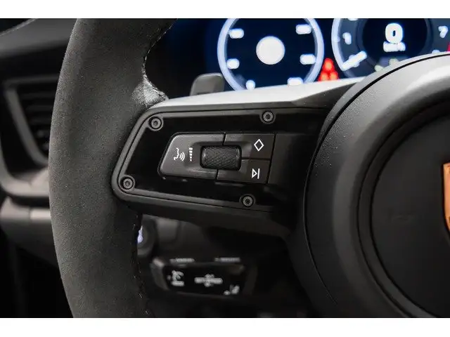 Porsche 992 view 16
