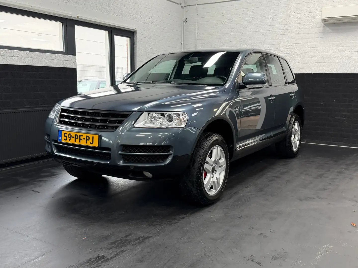 Volkswagen Touareg 3.2 V6 | NL Auto | NAP | Trekgewicht 3500 kg. | Yo Gris - 2