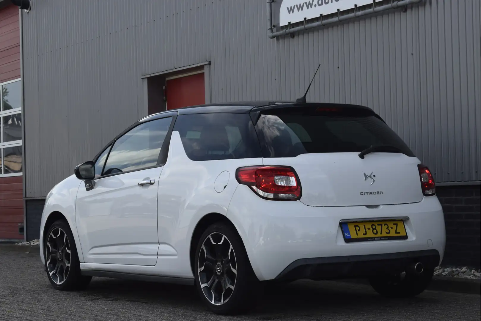 Citroen DS3 1.6 So Chic in White Cruise control, Climate contr Blanc - 2