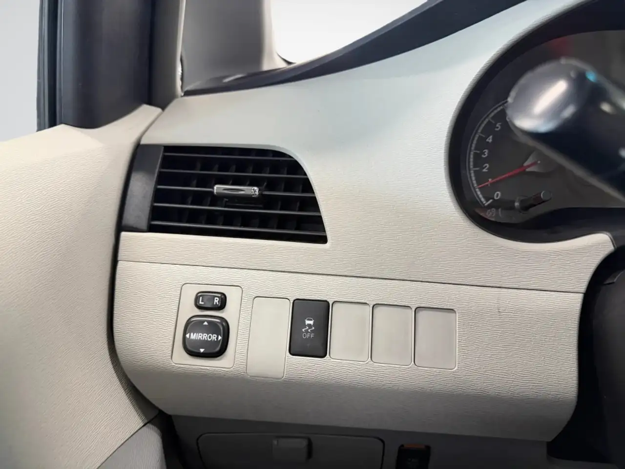 Toyota Sienna снимка Toyota Sienna