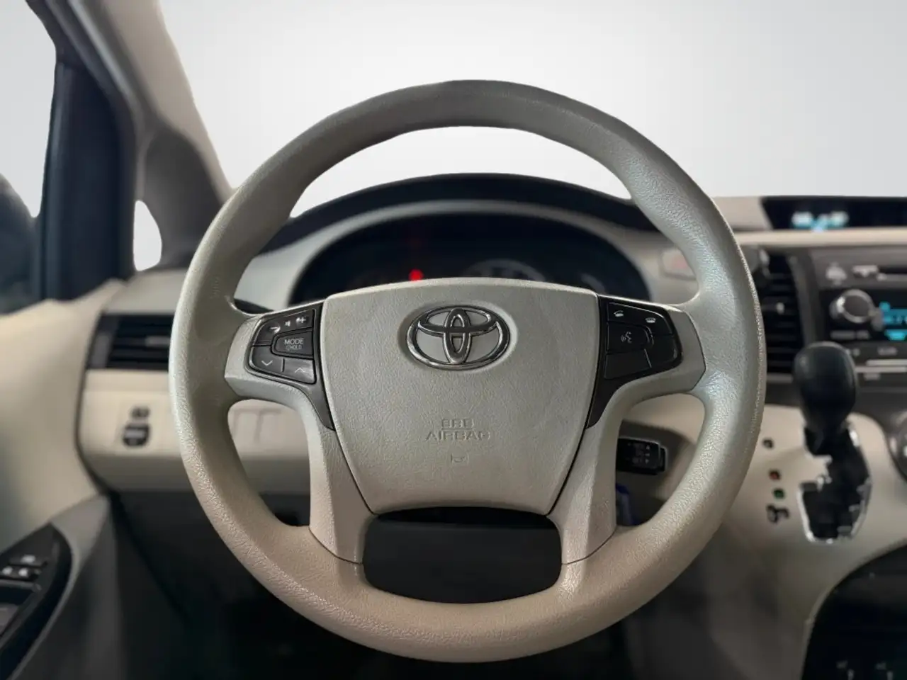 Toyota Sienna снимка Toyota Sienna