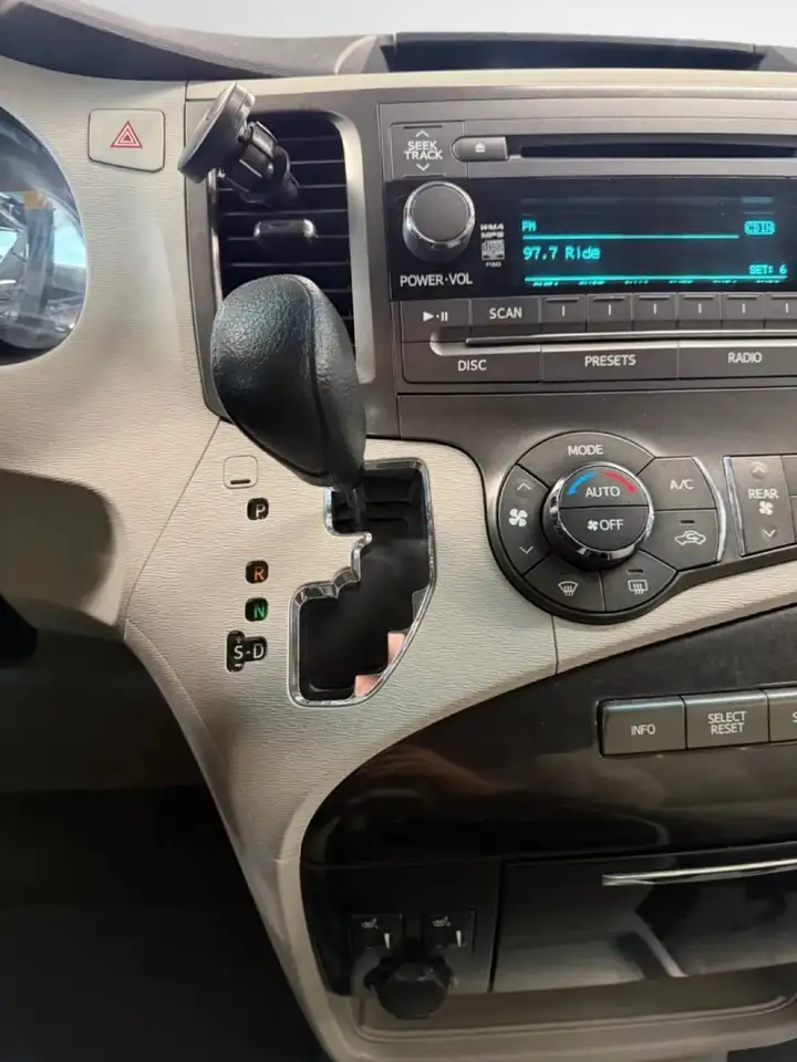 Toyota Sienna снимка Toyota Sienna