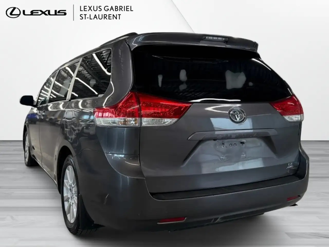 Toyota Sienna снимка Toyota Sienna