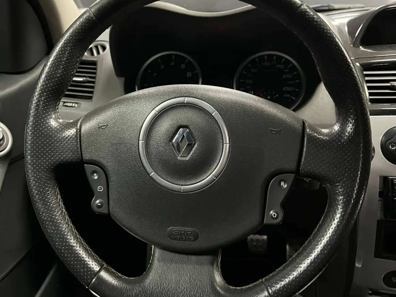 Renault Megane Citadine 3 portes — photo 6