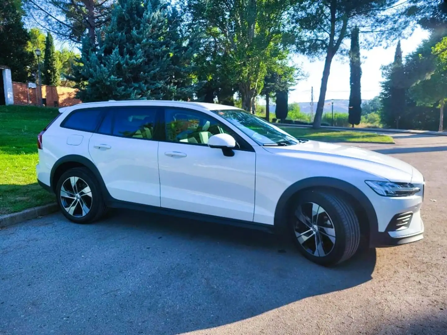 Volvo V60 Cross Country B4 Pro AWD Aut. Blanco - 2