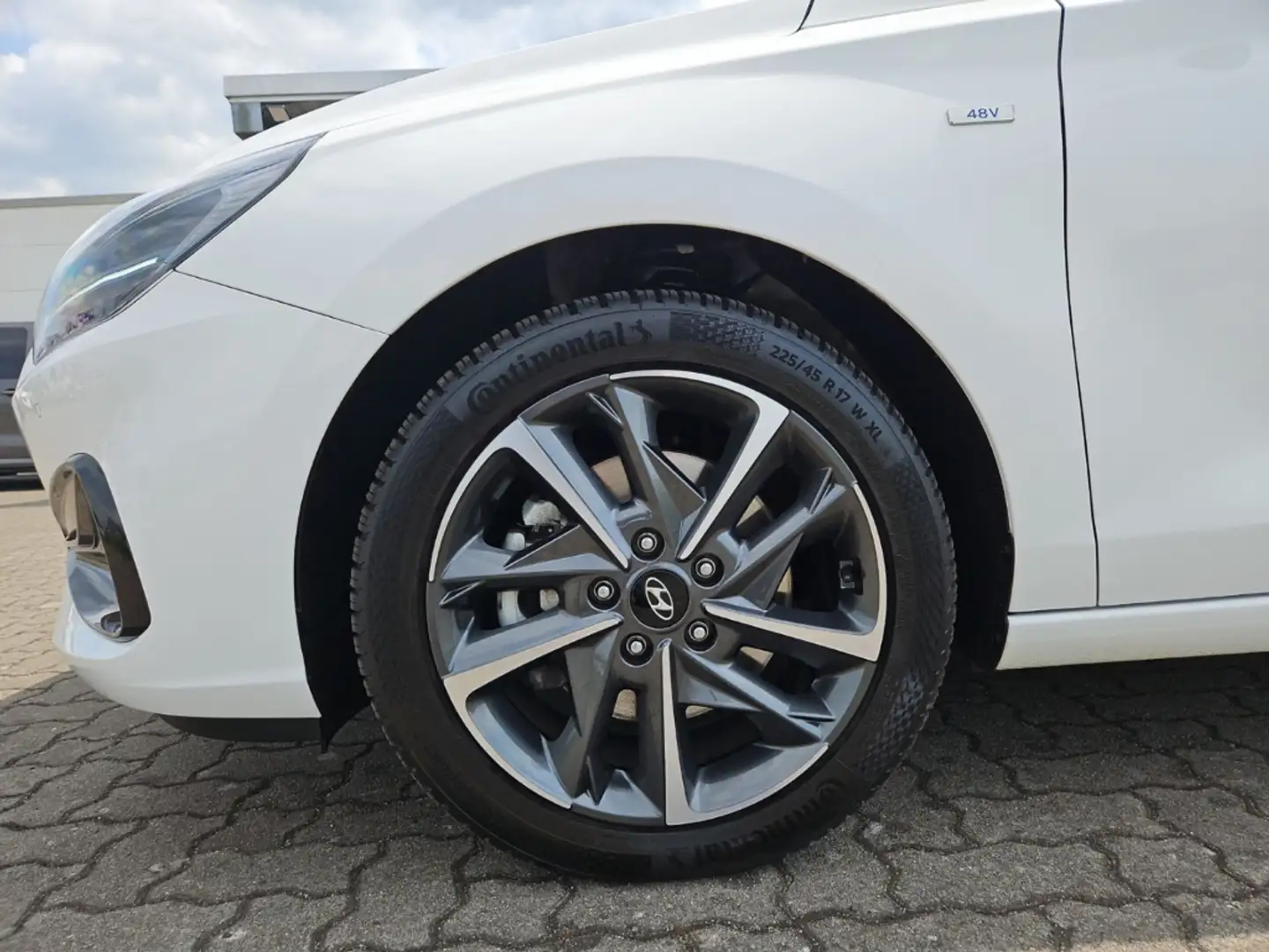 Hyundai i30 cw Prime Mild-Hybrid 1.5 T-GDI El.Panodach Navi Le Weiß - 2