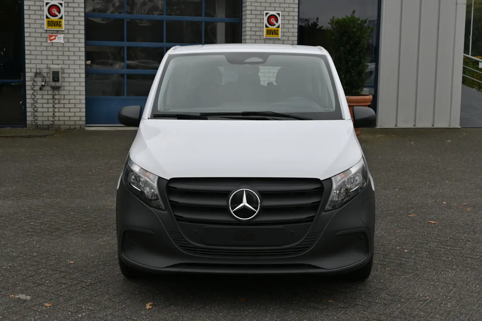 Mercedes-Benz Vito eVito Tourer 129 PRO L2 90 kWh Incl BTW, 8 Zitplaa Weiß - 2