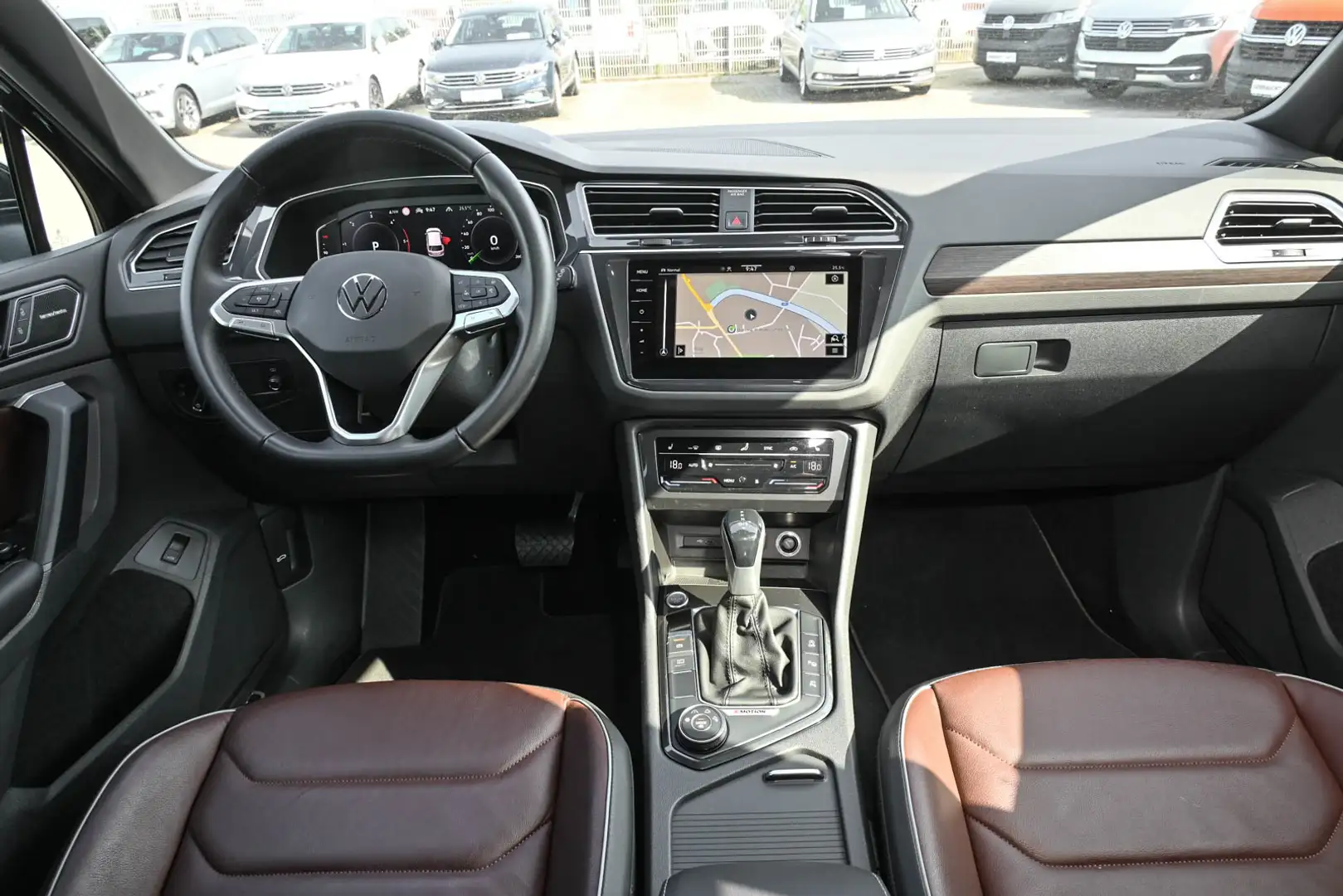 Volkswagen Tiguan 2.0 TDI Elegance 4M Matrix Navi Leder AHK Schwarz - 2