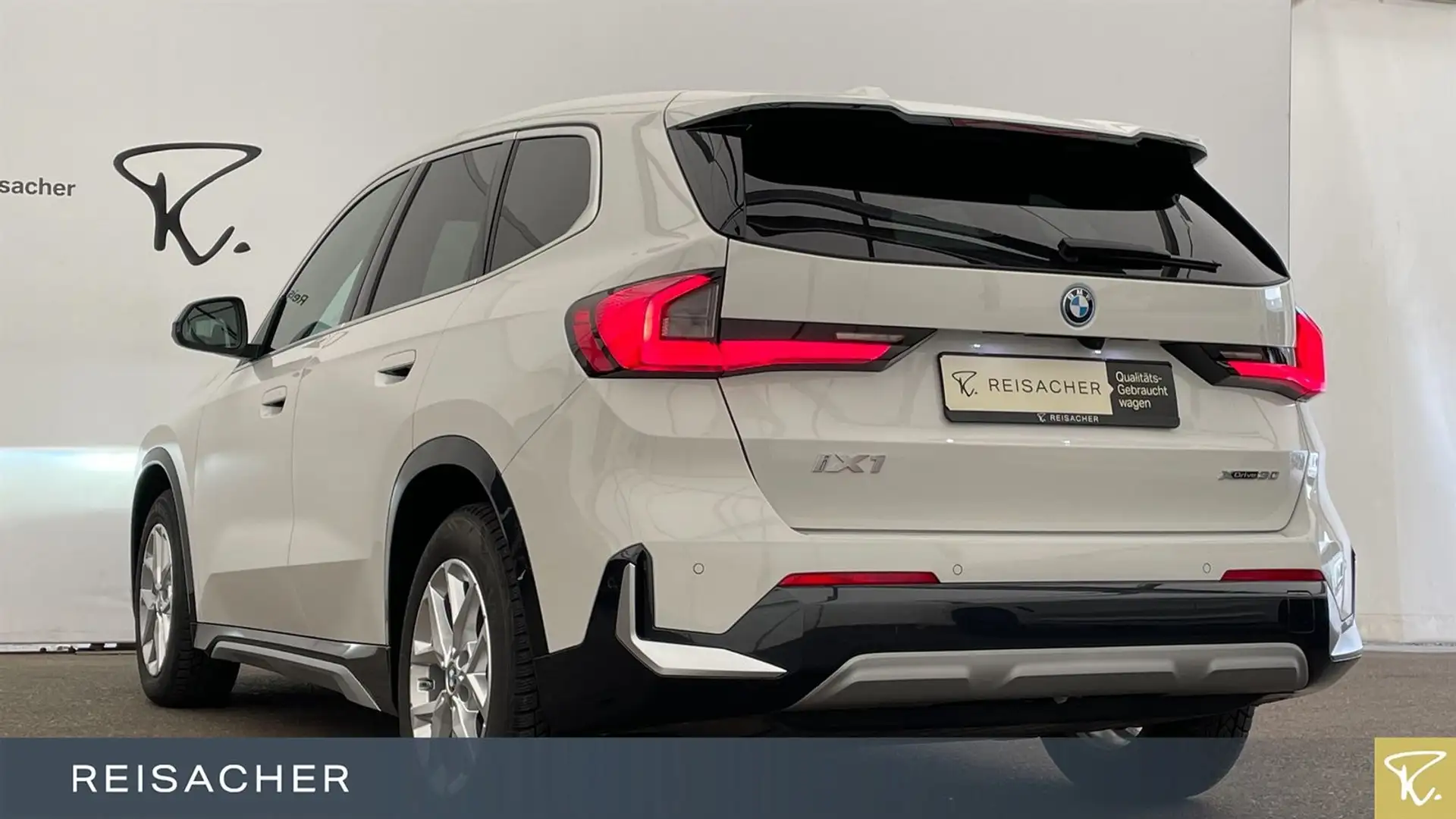 BMW iX1 IX1 A XDRIVE30 xLine AHK KomfortZ SHZ RFK 18"LM Weiß - 2