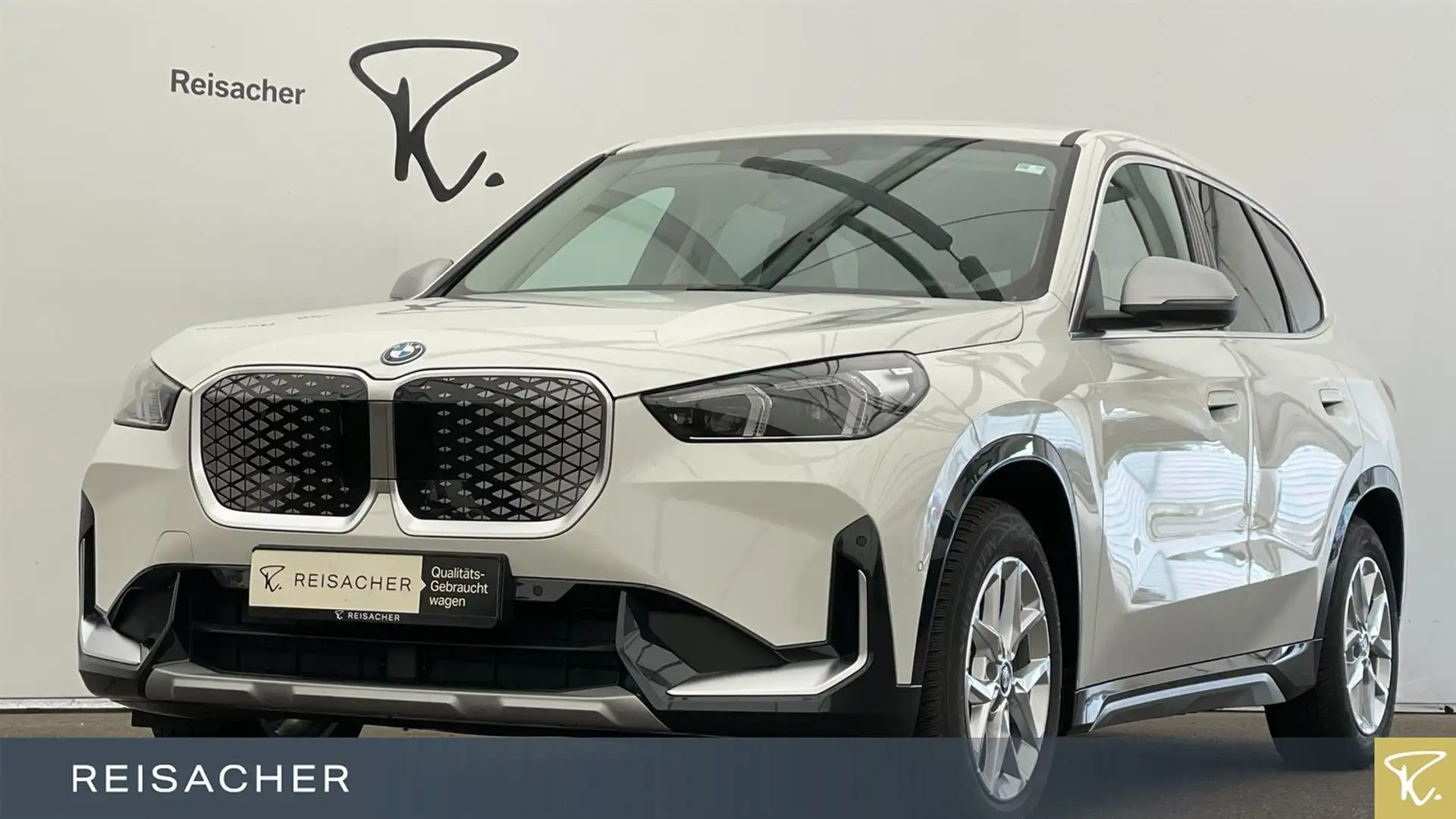 BMW iX1 IX1 A XDRIVE30 xLine AHK KomfortZ SHZ RFK 18"LM Weiß - 1