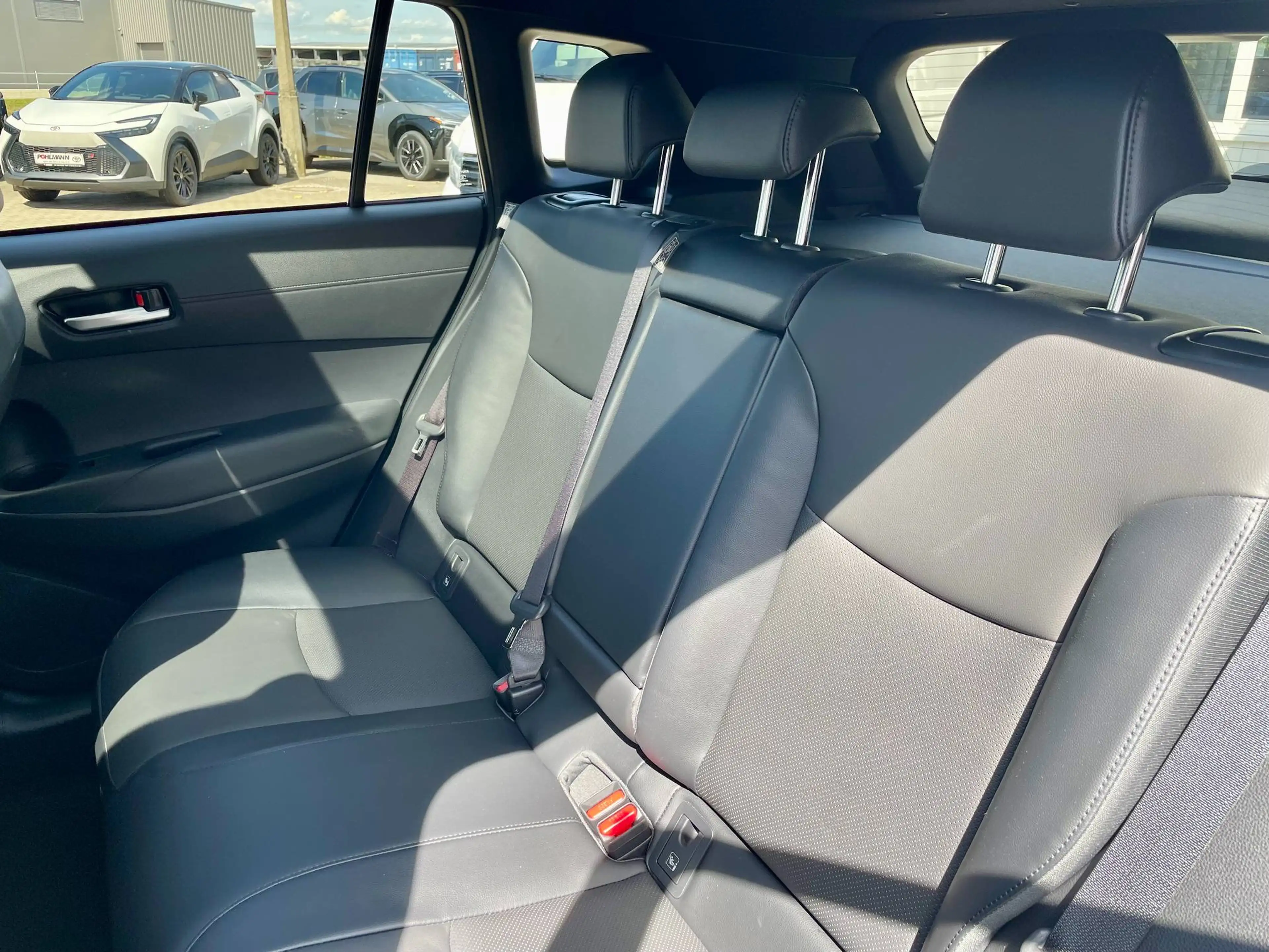 Toyota Corolla Cross 2.0 Hybrid Lounge DACH*LEDER*360° — photo 13