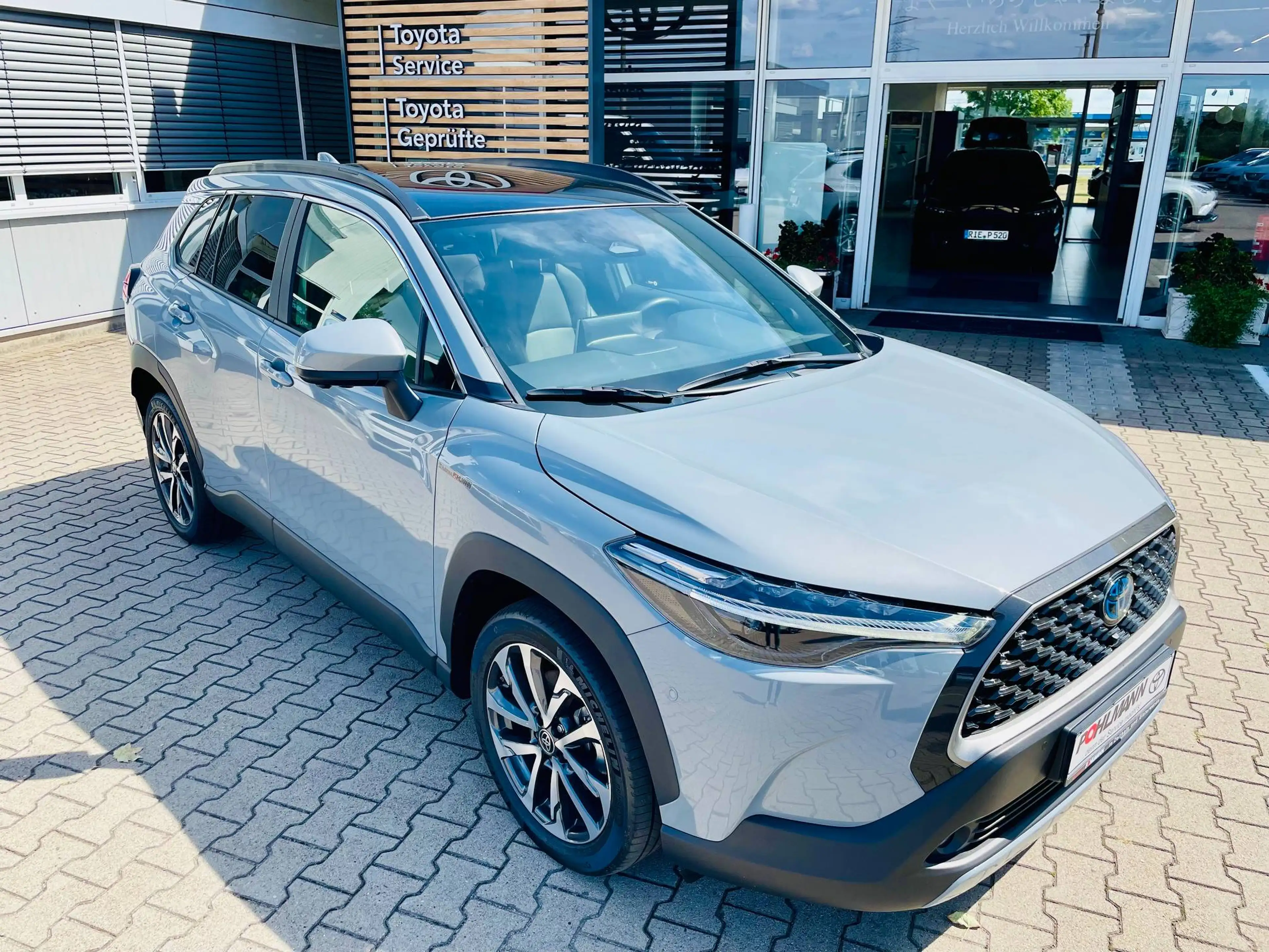 Toyota Corolla Cross 2.0 Hybrid Lounge DACH*LEDER*360° — photo 2