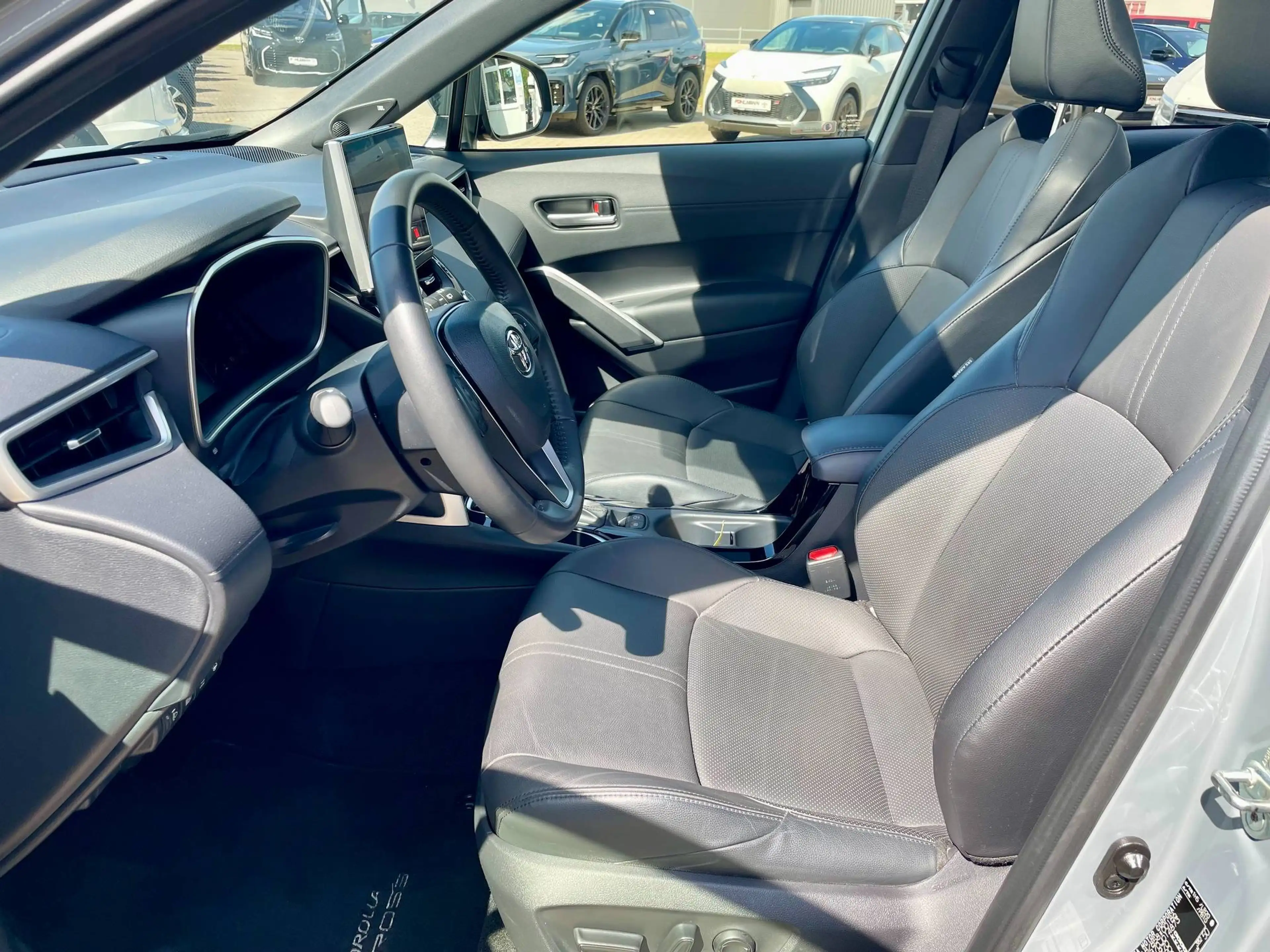 Toyota Corolla Cross 2.0 Hybrid Lounge DACH*LEDER*360° — photo 12