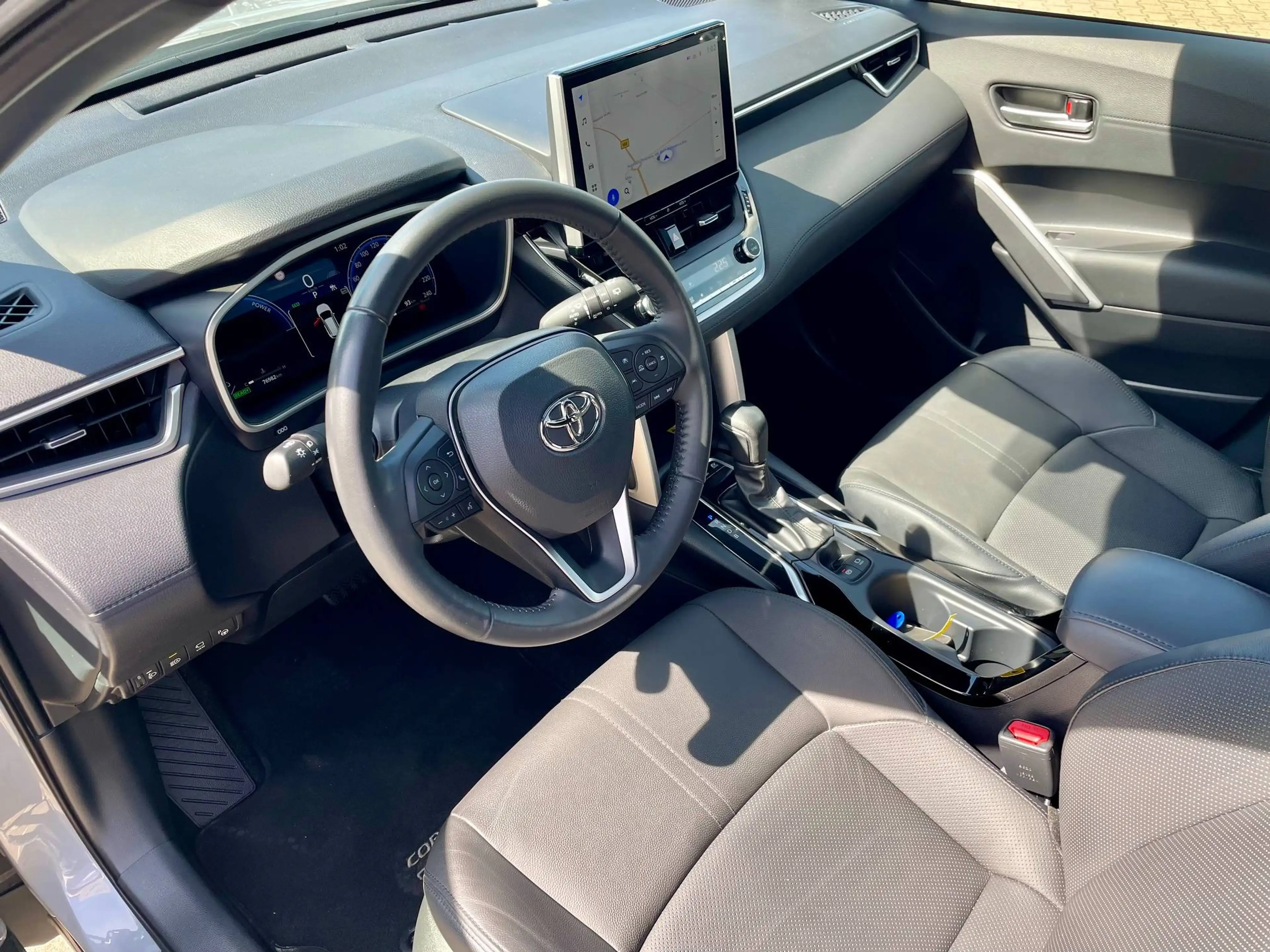 Toyota Corolla Cross 2.0 Hybrid Lounge DACH*LEDER*360° — photo 11