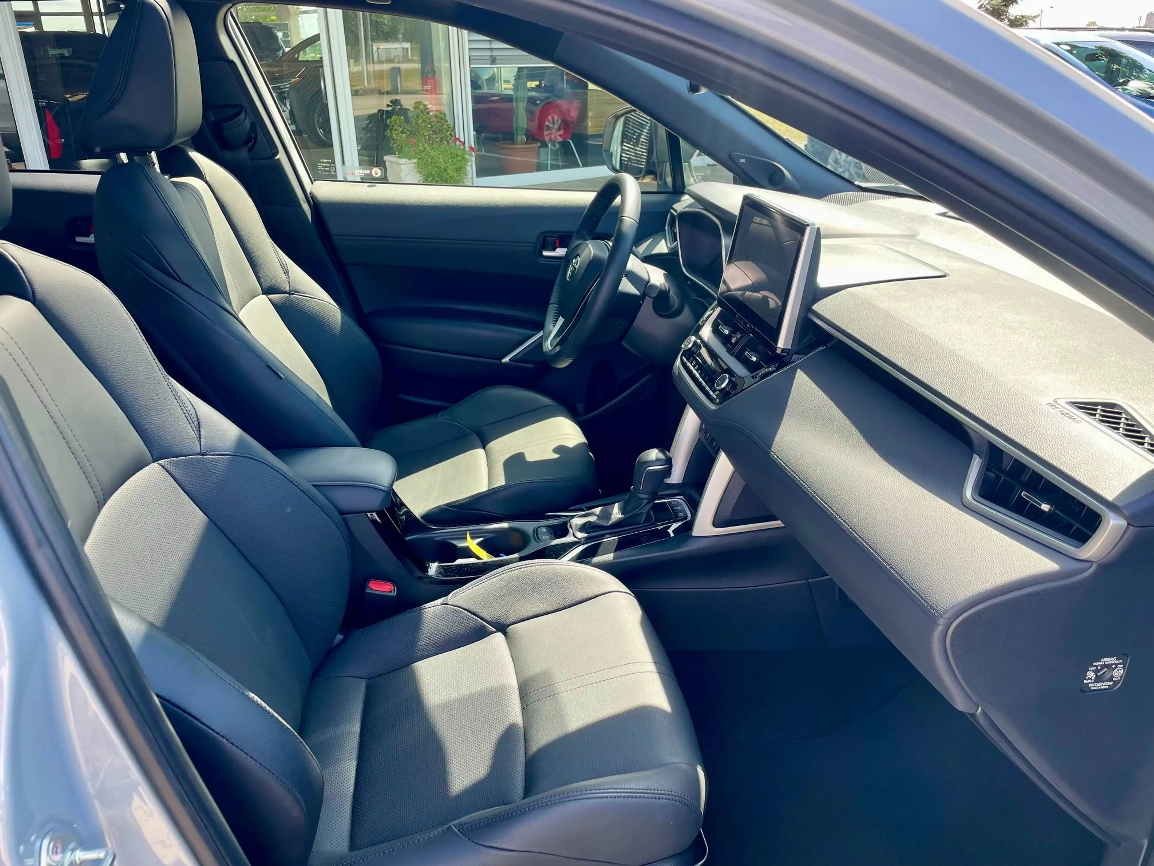 Toyota Corolla Cross 2.0 Hybrid Lounge DACH*LEDER*360° — photo 9