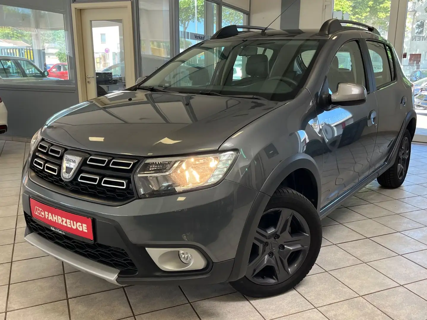 Dacia Sandero II Stepway Celebration 14.tkm / HU NEU / Gris - 1