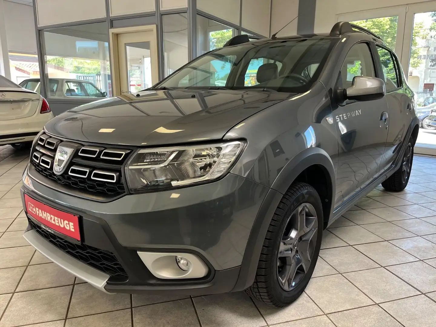 Dacia Sandero II Stepway Celebration 14.tkm / HU NEU / Gris - 2