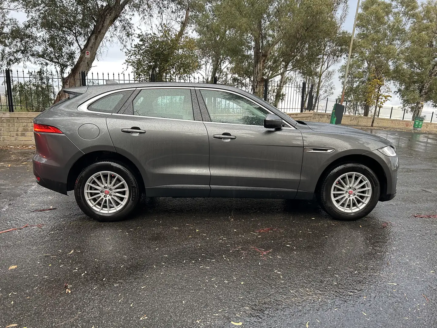 Jaguar F-Pace 2.0d Prestige awd 180cv auto Grigio - 2