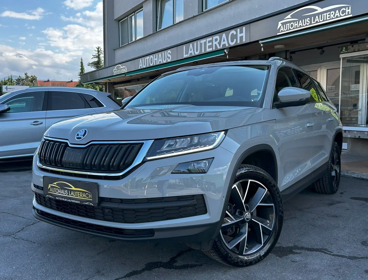 Skoda Kodiaq 2,0 TDI Style SC DSG *VOLLAUSSTATTUNG *PANO *AHK Gris - 1