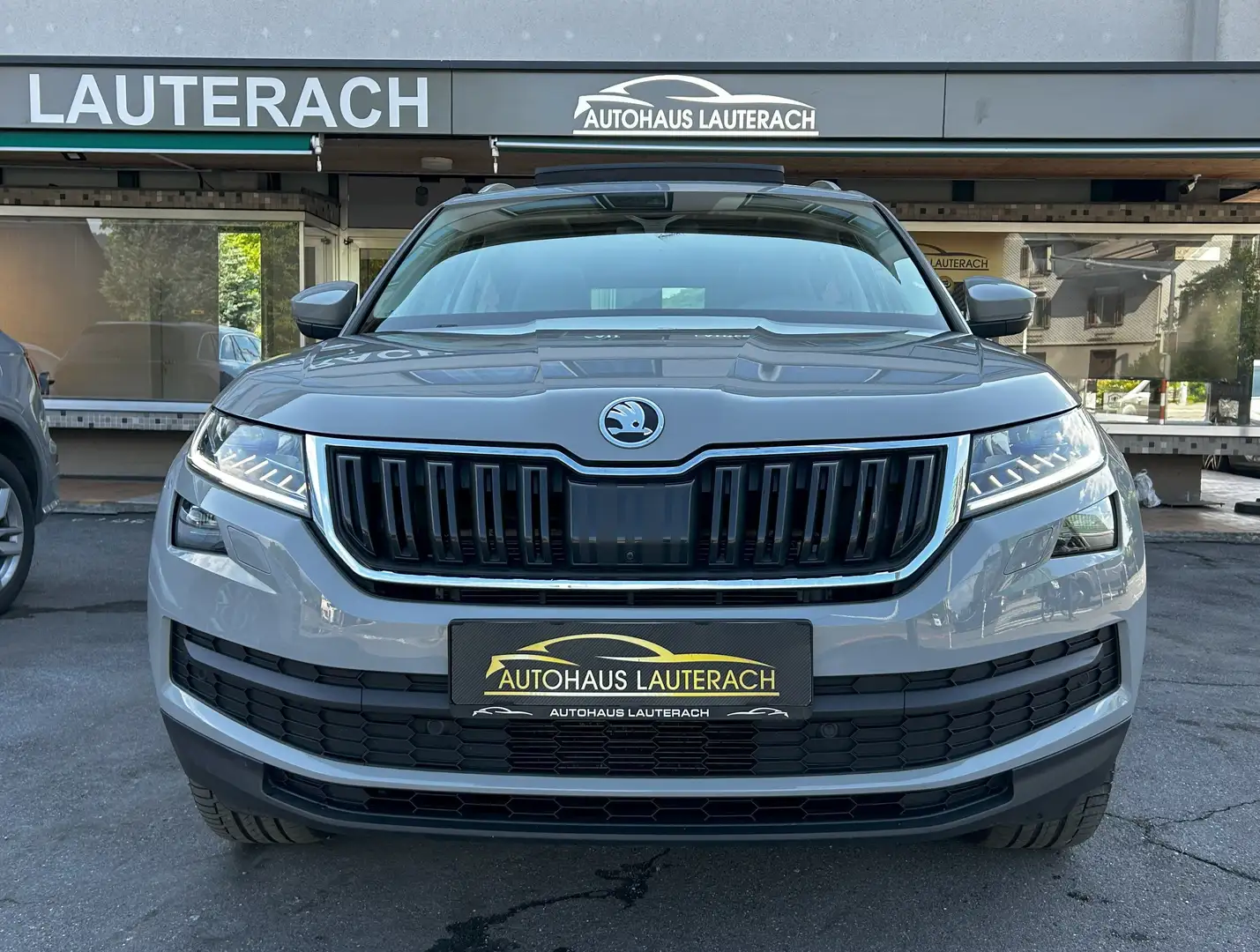 Skoda Kodiaq 2,0 TDI Style SC DSG *VOLLAUSSTATTUNG *PANO *AHK Gris - 2
