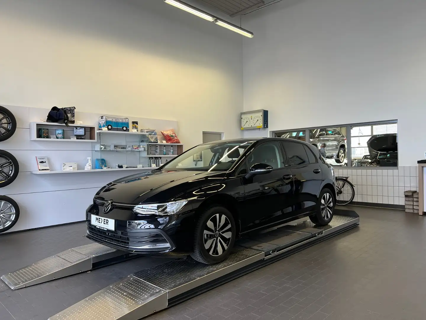 Volkswagen Golf VIII MOVE 1.5 eTSI DSG *AHK, LED,Navi, 16'-LM* Black - 2