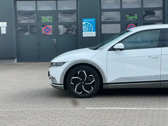 Hyundai Ioniq 5 view 4
