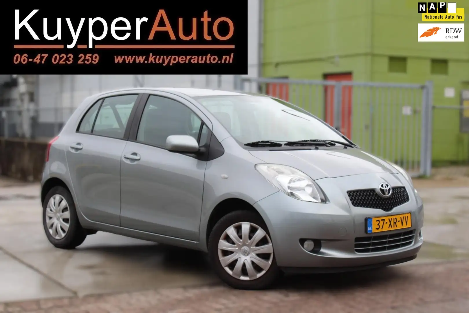 Toyota Yaris 1.3 VVTi Sol MMT automaat nap airco trekhaak Gris - 1