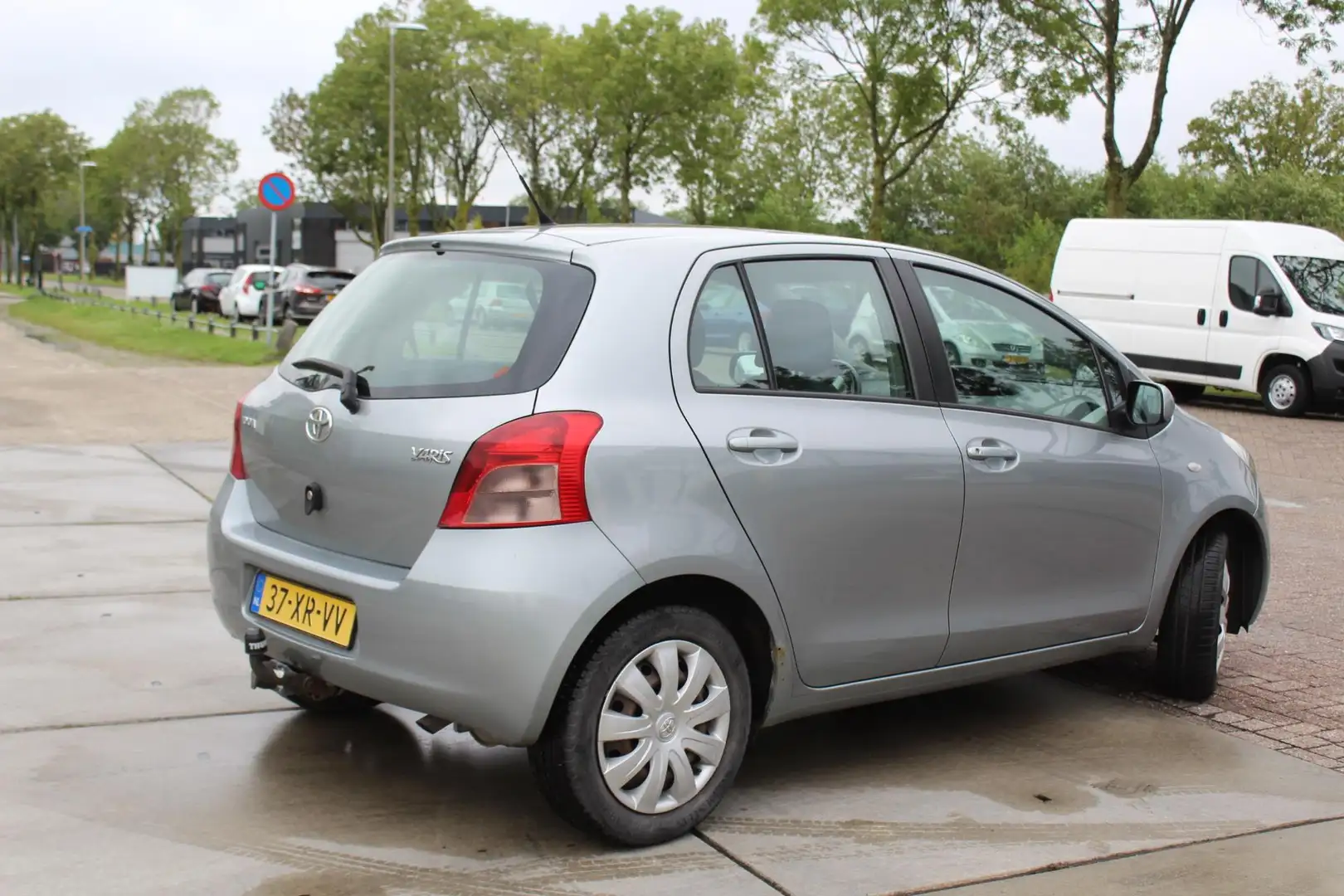 Toyota Yaris 1.3 VVTi Sol MMT automaat nap airco trekhaak Gris - 2