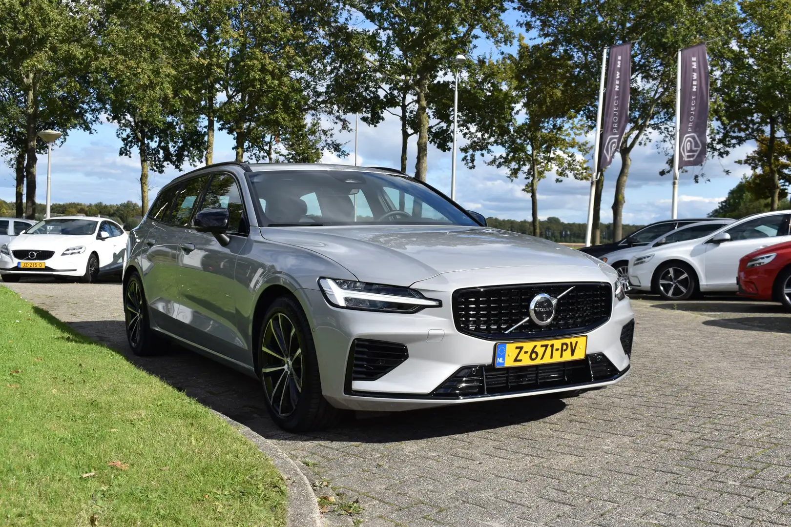 Volvo V60 T6 350PK Automaat Recharge AWD Plus Dark | H&K | T Grijs - 2