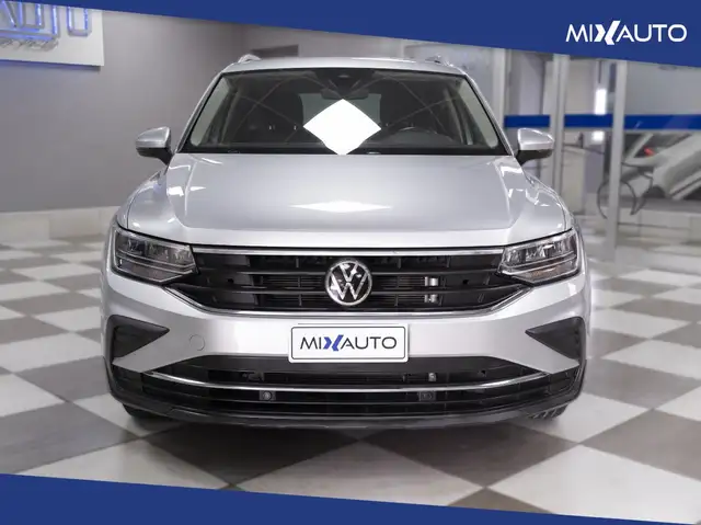 Volkswagen Tiguan view 2