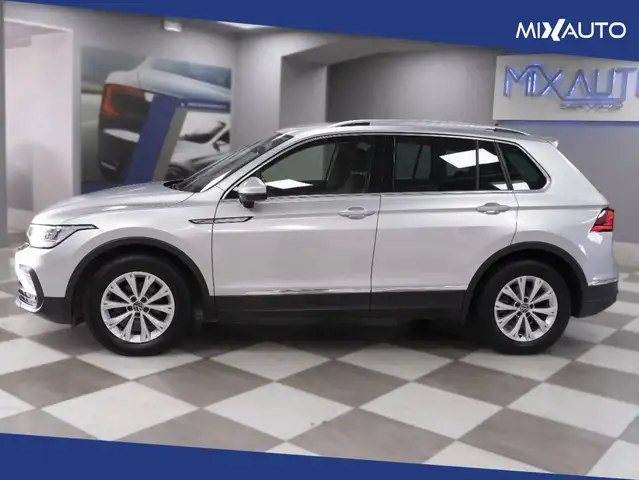 Volkswagen Tiguan view 3