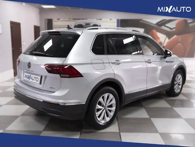 Volkswagen Tiguan view 5