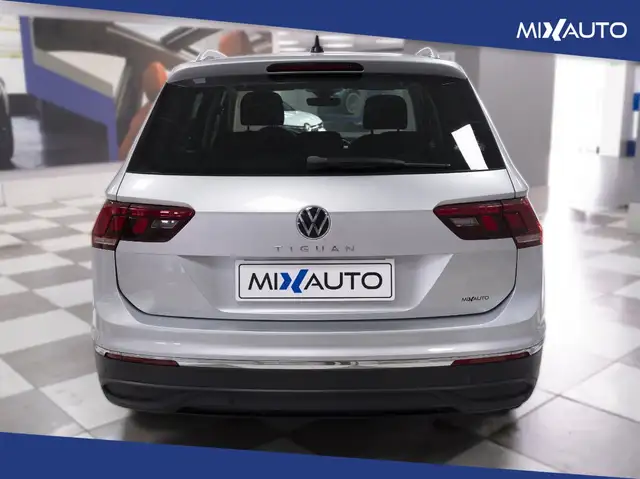 Volkswagen Tiguan view 4