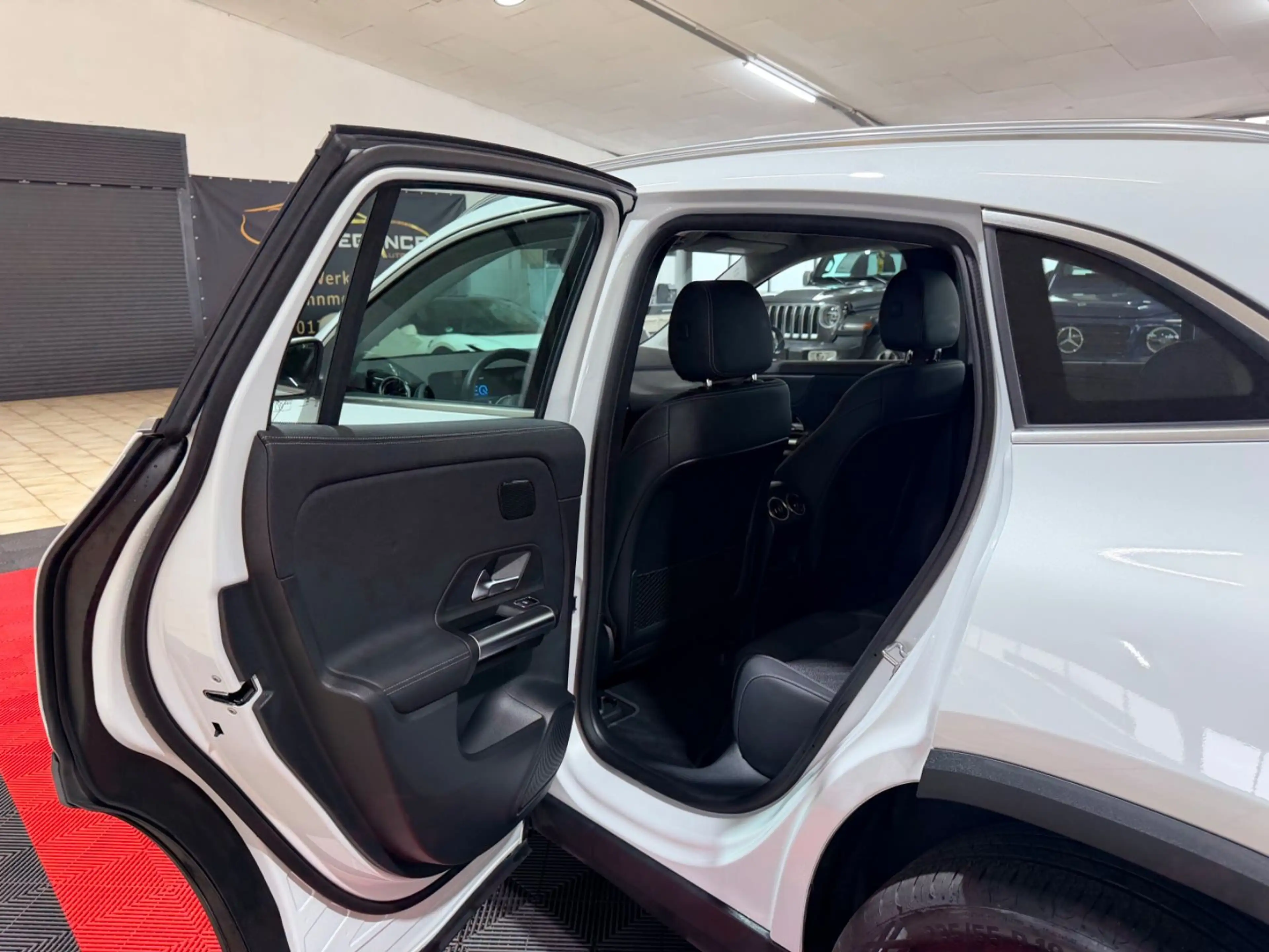 Mercedes-Benz EQA 250+ — photo 12