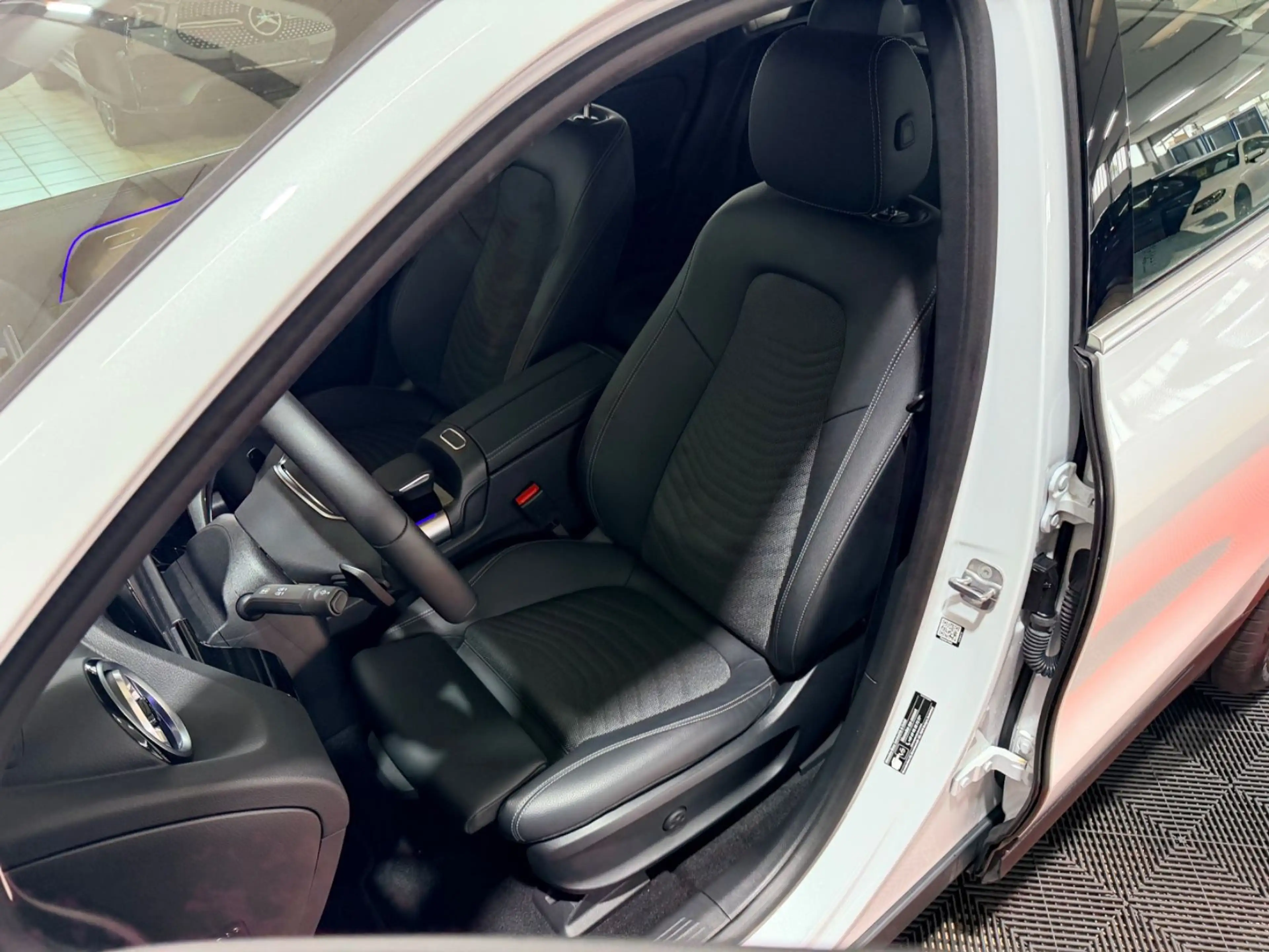 Mercedes-Benz EQA 250+ — photo 10
