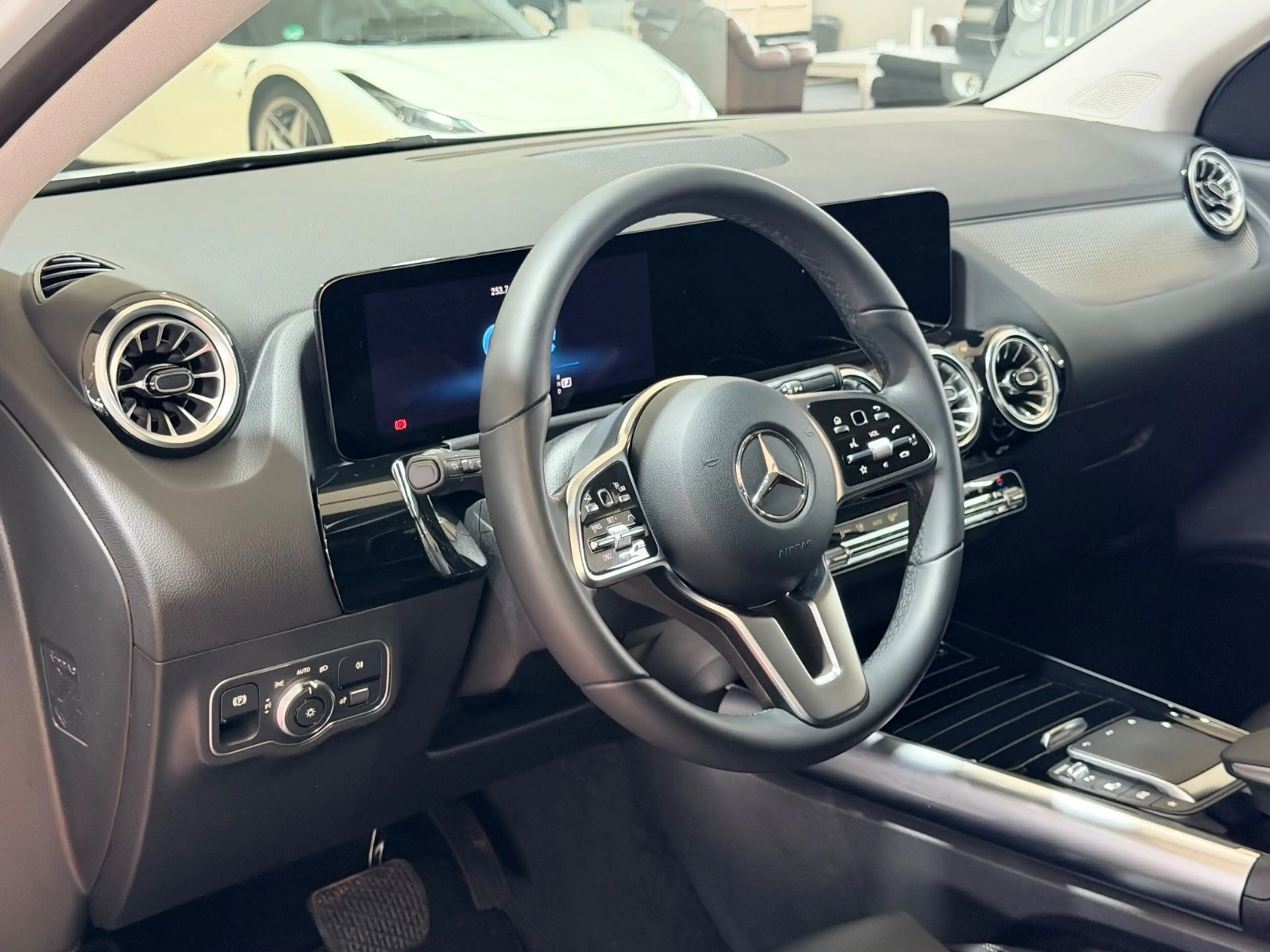 Mercedes-Benz EQA 250+ — photo 11
