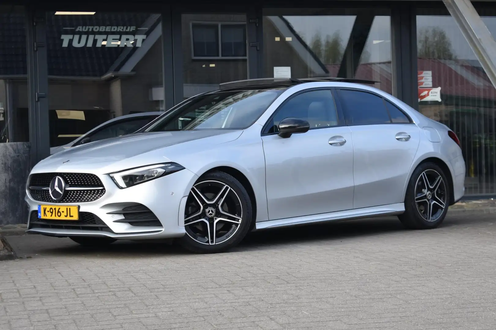 Mercedes-Benz A 180 AMG NIGHT | SFEERVERLICHTING | PANORAMADAK | APPLE Grijs - 1