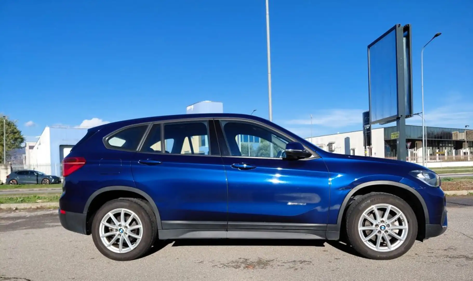 BMW X1 sDrive18d Advantage Bleu - 1