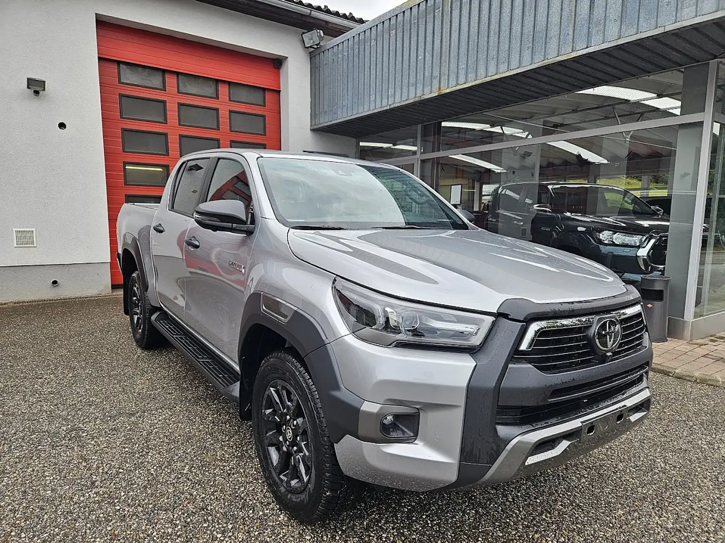 Toyota Hilux DK Invincible 4WD 2,8 D-4D MHEV Aut. Silber - 2
