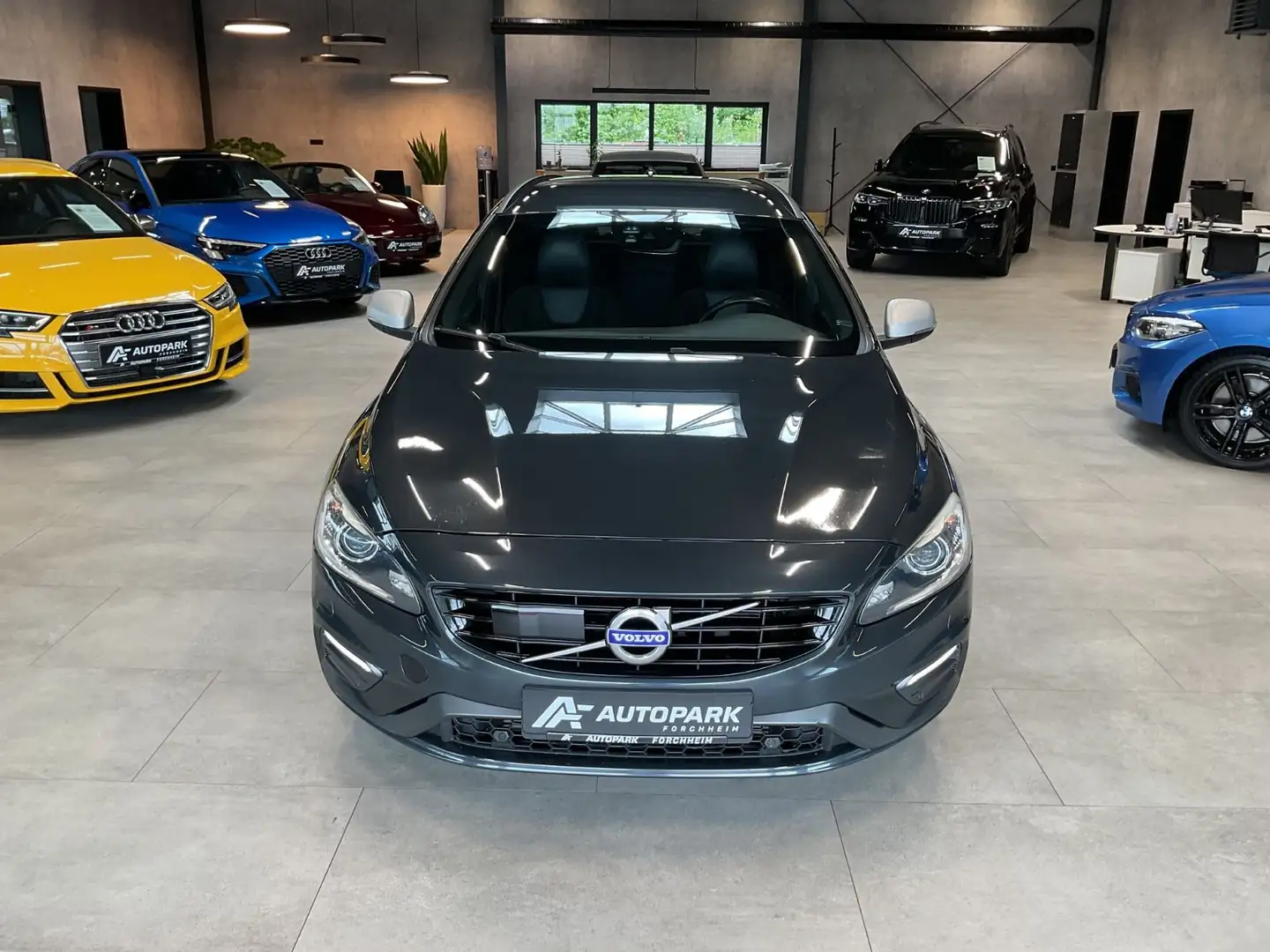 Volvo V60 Momentum R-Design Kamera Leder Navi Xenon 19 Grau - 2