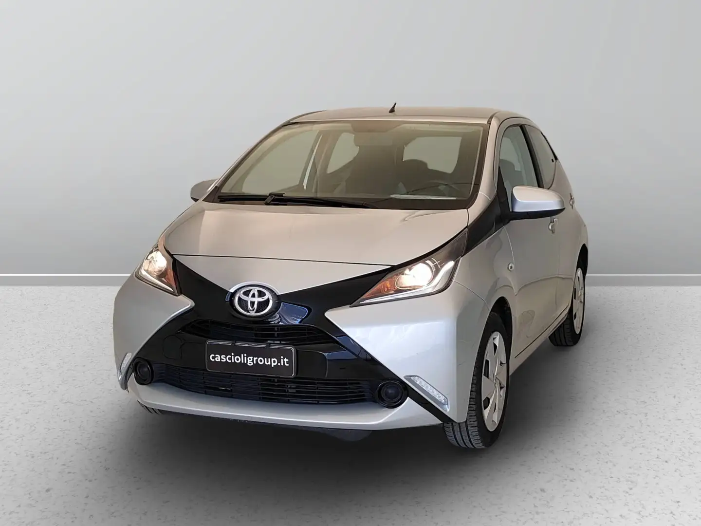 Toyota Aygo 5 Porte 1.0 VVT-i x-play Argent - 1