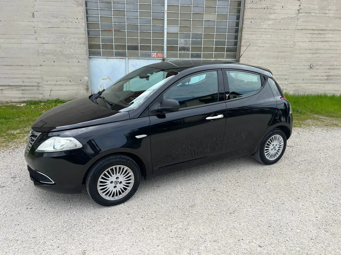 Lancia Ypsilon Ypsilon 1.2 8v Silver 69cv Noir - 2