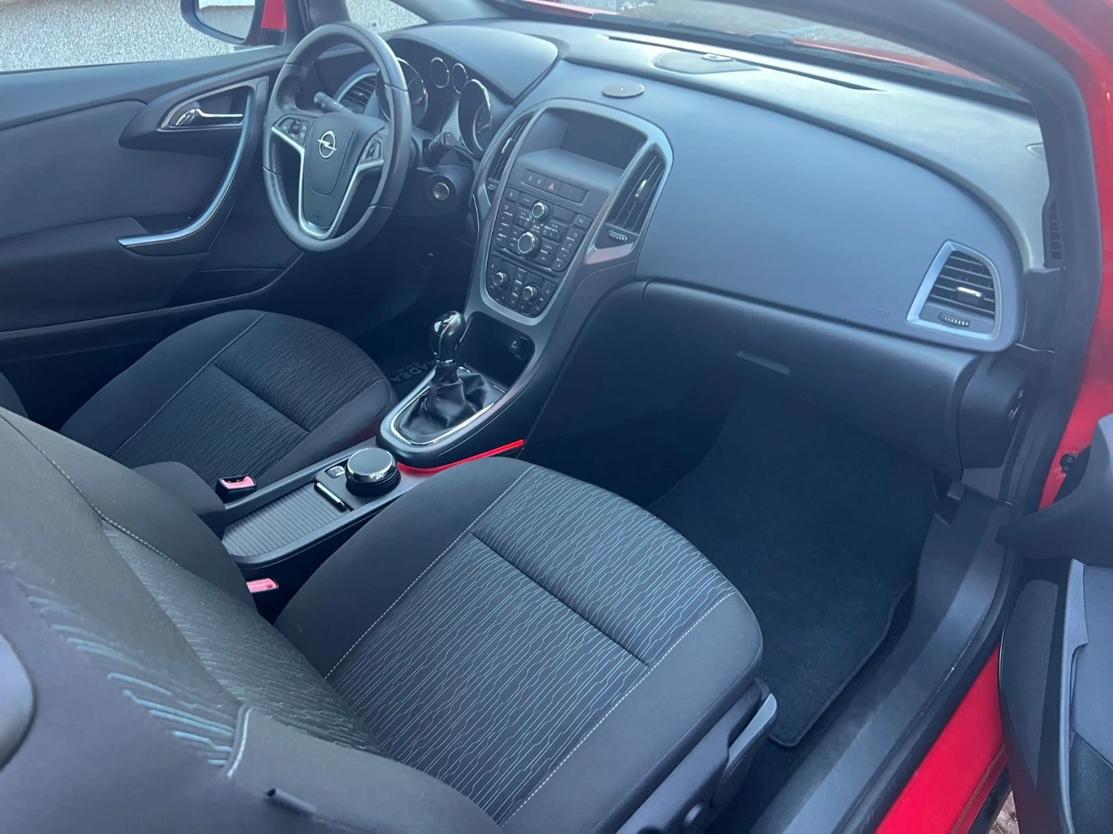 Opel Astra J GTC Edition — photo 10