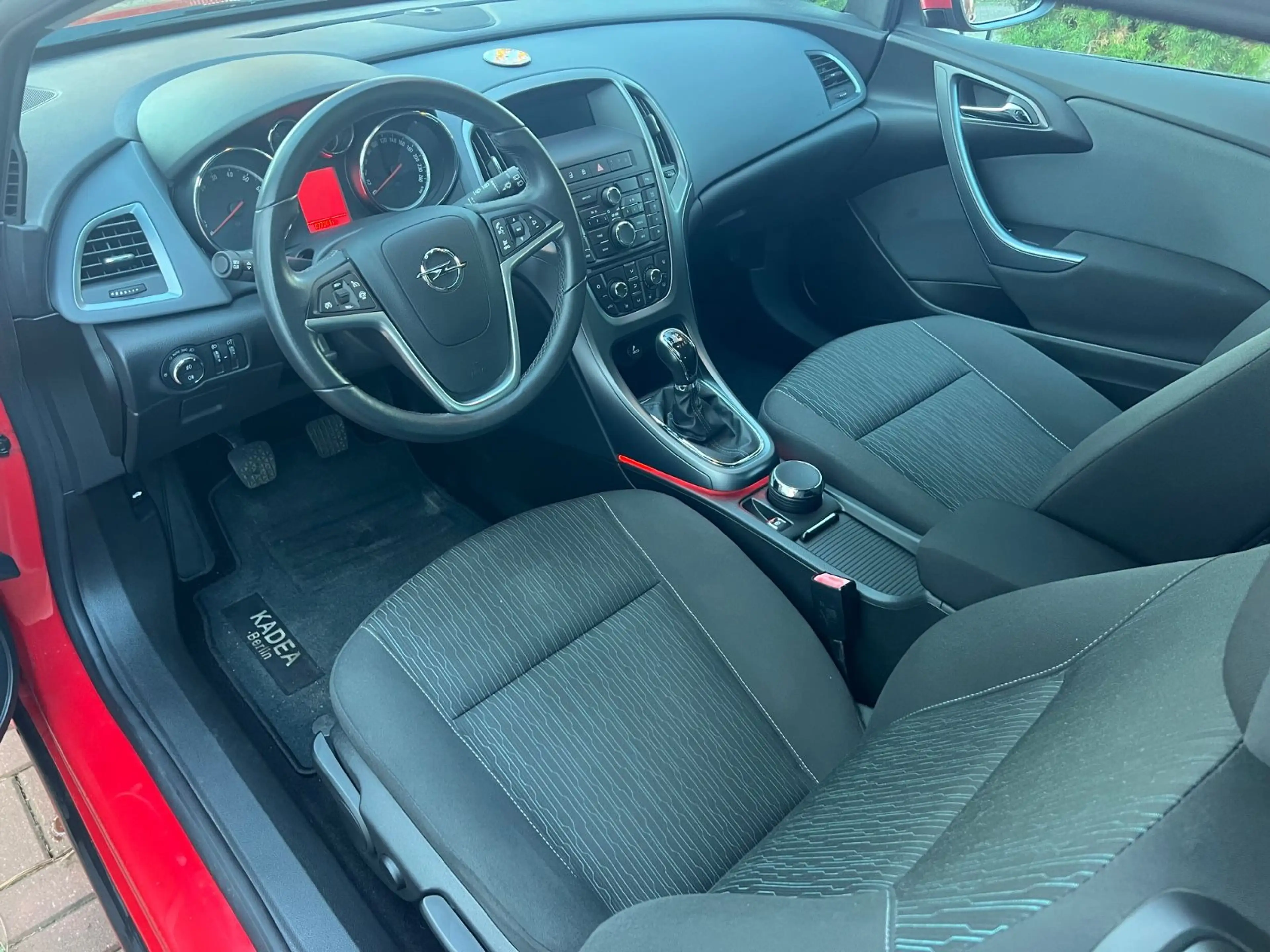 Opel Astra J GTC Edition — photo 11
