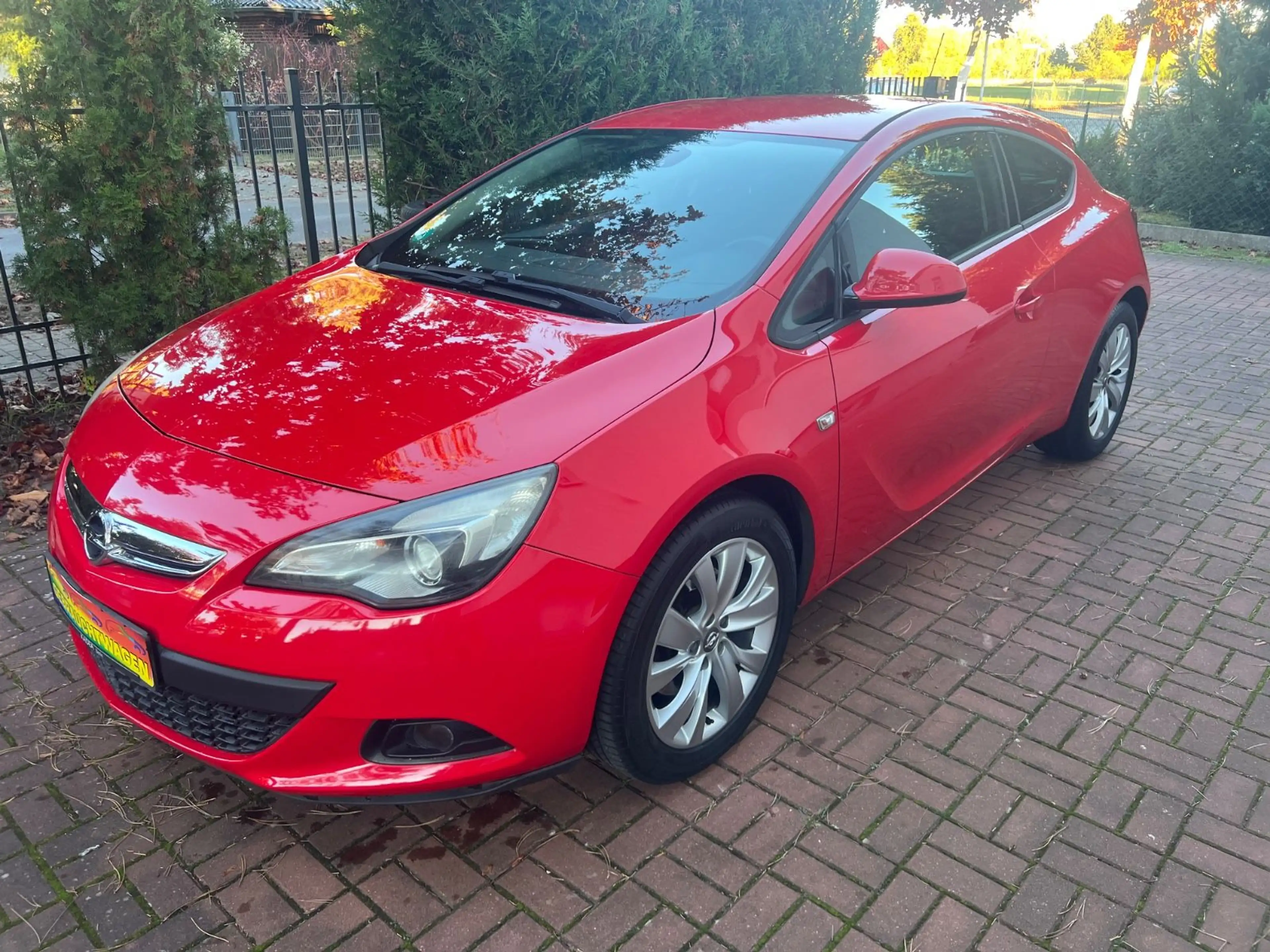 Opel Astra J GTC Edition — photo 3